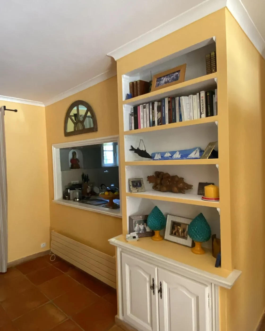 decoration murale bibliotheque jaune